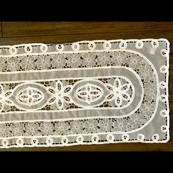 Elegant White Lace Table Runner - Picture 1 of 8